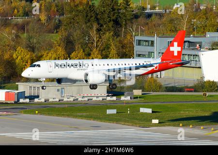 Helvetic Airways Embraer 190-E2 aereo che atterra all'aeroporto di Zurigo. Nuovo aereo E190 moderno di Helvetic Airline. Foto Stock