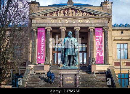 Schwerin, Germania. 23 novembre 2021. Due passeggini saliscono sui gradini fino all'ingresso del Museo di Stato. Come informano i grandi striscioni dell'edificio, il museo con la sua collezione di dipinti e mostre d'arte moderna è chiuso fino al 2024 per lavori di ristrutturazione. Credit: Jens Büttner/dpa-Zentralbild/ZB/dpa/Alamy Live News Foto Stock