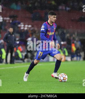 Sabadell, Barcellona, Spagna. 23 novembre 2021. Barcellona Spagna 23.11.2021 Yusuf Demir (FC Barcellona) controlla la palla durante la UEFA Champions League tra il FC Barcelona e Benfica a Camp Nou il 23 novembre 2021 a Barcellona. Credit: Xavi Urgeles/ZUMA Wire/Alamy Live News Foto Stock