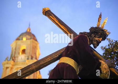 Malaga, Spagna. 19 Nov 2021. L'immagine sacra di Gesù Nazareno di Cofradia de Viñeros è vista durante la processione straordinaria. I devoti si sono riuniti per assistere al trasferimento delle immagini sacre al termine della mostra di El Verbo Encarnado. (Foto di Francis Gonzalez/SOPA Images/Sipa USA) Credit: Sipa USA/Alamy Live News Foto Stock