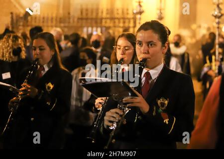 Malaga, Spagna. 19 Nov 2021. I membri della band sono visti suonare flauti durante la processione straordinaria. I devoti si sono riuniti per assistere al trasferimento delle immagini sacre alla fine della mostra di El Verbo Encarnado. (Foto di Francis Gonzalez/SOPA Images/Sipa USA) Credit: Sipa USA/Alamy Live News Foto Stock