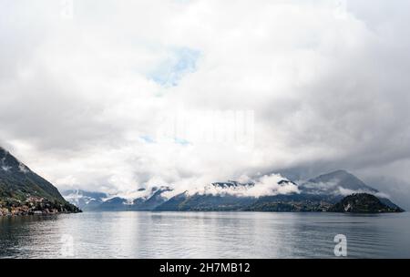 Nuvole sulle montagne vicino al Lago di Como. Comune di Bellagio, Italia Foto Stock