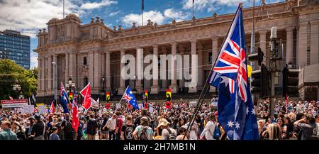 Melbourne, Victoria Australia - Novembre 20 2021: Migliaia di persone si riuniscono di fronte al parlamento per la marcia della libertà e uccidere il Bill P. Foto Stock