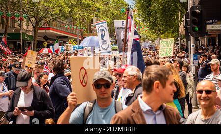 Melbourne, Victoria Australia - Novembre 20 2021: Migliaia di persone riempiono le strade con segni politici su Bourke Street Freedom March e Kill Foto Stock