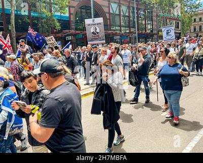 Melbourne, Victoria Australia - Novembre 20 2021: Libertà marcia uccidere il Bill pacifico protesta Rally su Bourke Street persone che tengono in su segno politico Foto Stock