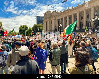 Melbourne, Victoria Australia - Novembre 20 2021: Migliaia di persone partecipano a Melbourne Freedom March e Kill the Bill pacifica protesta Rally a parli Foto Stock