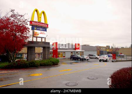 L'esterno di un McDonald's Restaurant in una giornata nuvolosa e piovosa. Lower Mainland, B. C., Canada. Foto Stock