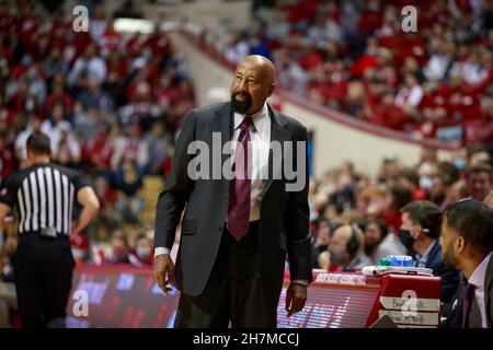 BLOOMINGTON, STATI UNITI - 2021/11/23: L'allenatore di pallacanestro della Indiana University Mike Woodson si allena contro Jackson state durante una partita di pallacanestro della NCAA il 23 novembre 2021 a Bloomington, Ind. IU batte Jackson state 70-35 Foto Stock