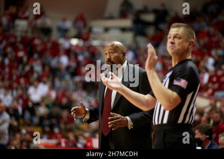 BLOOMINGTON, STATI UNITI - 2021/11/23: L'allenatore di pallacanestro della Indiana University Mike Woodson si allena contro Jackson state durante una partita di pallacanestro della NCAA il 23 novembre 2021 a Bloomington, Ind. IU batte Jackson state 70-35 Foto Stock