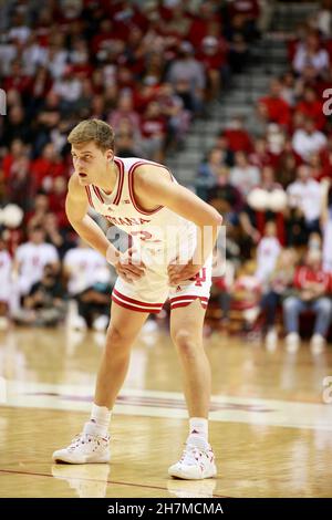 BLOOMINGTON, STATI UNITI - 2021/11/23: Indiana Hoosiers Forward Miller Kopp (12) gioca contro Jackson state durante una partita di pallacanestro NCAA il 23 novembre 2021 a Bloomington, Ind. IU ha battuto Jackson state 70-35 Foto Stock