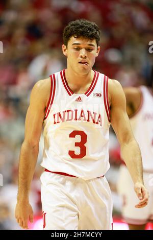 BLOOMINGTON, STATI UNITI D'AMERICA - 2021/11/23: La guardia degli Indiana Hoosiers Anthony Leal (3) gioca contro Jackson state durante una partita di pallacanestro NCAA il 23 novembre 2021 a Bloomington, Ind. IU batte Jackson state 70-35 Foto Stock