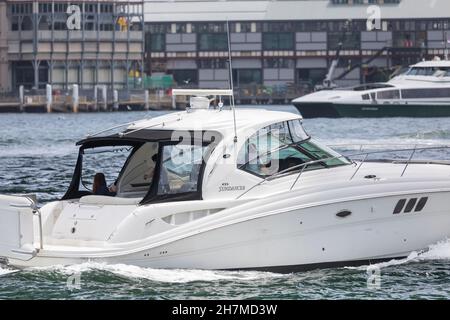 Sea Ray Sundancer 455 nave da crociera di lusso sul Porto di Sydney con traghetto rivercat sullo sfondo, Sydney, NSW, Australia Foto Stock