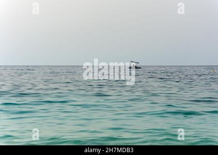 Gente che fa la bicicletta di mare in Grecia Foto Stock