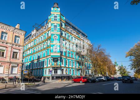 Kiev, Ucraina - 15 ottobre 2021: Vista sulla strada di Kiev al giorno con un vecchio edificio residenziale in via Volodymyrska. Foto Stock