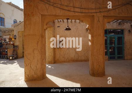 Dubai, Emirati Arabi Uniti 17 Febbraio 2020: Edifici antichi di Dubai e la strada Araba. Quartiere storico di al Fahidi, al Bastakiya. Distretto del Patrimonio negli Emirati Arabi Uniti. Fresco ombra sulle strade della città a mezzogiorno Foto Stock