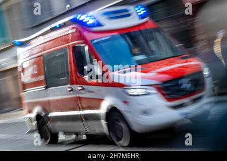 Schwerin, Germania. 23 novembre 2021. Con le luci blu, un'ambulanza dei vigili del fuoco guida nella direzione dell'ospedale. Credit: Jens Büttner/dpa-Zentralbild/ZB/dpa/Alamy Live News Foto Stock