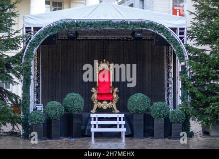 Schwerin, Germania. 23 novembre 2021. Il trono vuoto per l'apparizione di Babbo Natale si erge sul palco del mercatino di Natale. Il tradizionale mercato di Natale ha aperto le sue porte il 22 novembre 2021, ed è in programma per attirare i visitatori fino al 30 dicembre 2021. Non esistono regole 3G per il mercato. Credit: Jens Büttner/dpa-Zentralbild/dpa/Alamy Live News Foto Stock