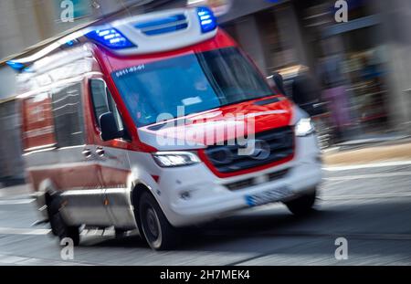 Schwerin, Germania. 23 novembre 2021. Con le luci blu, un'ambulanza dei vigili del fuoco guida nella direzione dell'ospedale. Credit: Jens Büttner/dpa-Zentralbild/ZB/dpa/Alamy Live News Foto Stock