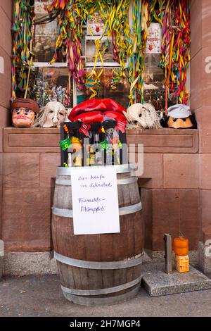 Basilea, Svizzera - Febbraio 21. Rinfreschi di Carnevale visualizzati su un barile Foto Stock