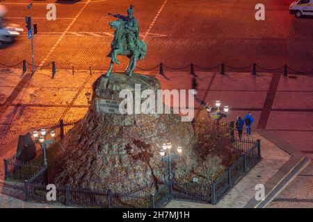 Vista del monumento illuminato a Bohdan Khmelnitsky di notte, Kiev, Ucraina Foto Stock