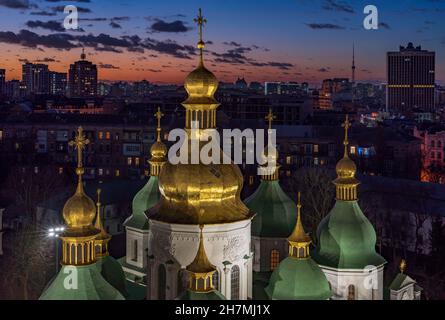 Vista della Cattedrale di Santa Sofia illuminata con il bellissimo cielo al tramonto sullo sfondo, Kiev, Ucraina. Foto Stock