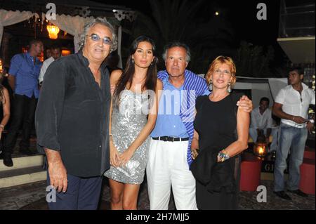 MARE 2009 - SARDEGNA - PORTO CERVO DISCOTECA MILIARDARIO - FESTA PER IL 43° ANNIVERSARIO DELLE NOZZE DI ENNIO DORIS E SUA MOGLIE LINA - ALLA FESTA LA FIGLIA SARÀ DOLCE ATTESA - INVITATO FLAVIO BRIATORE - ELISABETTA GREGORACI - CON GIULIANO ADREANI MOGLIE CIC Foto Stock