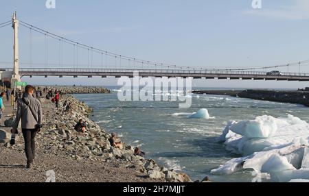 Jokulsarlon, Islanda il 30 luglio 2021: Glacier Lagoon Jokulsarlon vista sul ponte e parcheggio Foto Stock