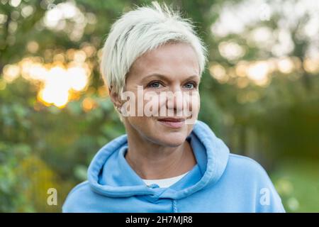 Primo piano ritratto bella donna con capelli biondi corti Foto Stock