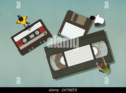 Persone che guardano cassette antiquate e nastri VHS Foto Stock