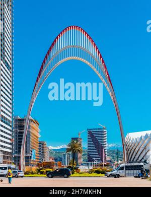 Batumi, Georgia - 11 maggio 2021: Black Sea Arch - un punto di riferimento sul vicolo degli Eroi. Foto Stock