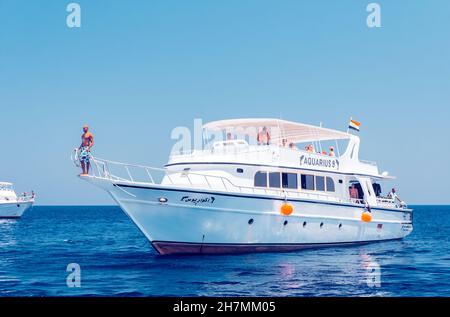 Hurghada, Egitto. 3 agosto 2014 - nave bianca con subacquei ormeggiati vicino ad una barriera corallina Foto Stock