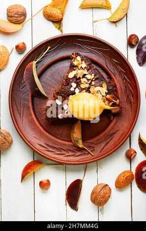 Deliziosa torta con pera e mandorle. Pezzo di torta di pera Foto Stock