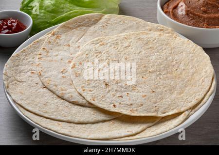Piatto con tortilla messicana appena sfornata fatta in casa da vicino Foto Stock