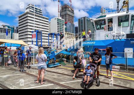 Il Porto di Auckland, Nuova Zelanda. Persone a bordo del Tugboat 'Hauraki' durante il festival Seeport Foto Stock