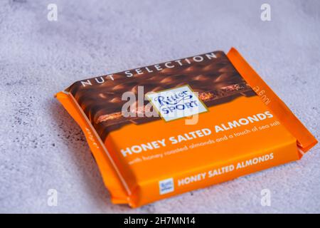 Kiev Ucraina - Ottobre 2021 MIELE SAPORE DI MANDORLE SALATE. Selezione di noci Chocolate Ritter Sport bar cioccolato tedesco, gusti diversi. Quadrato Foto Stock