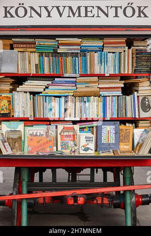 Tradizionale libreria itinerante nel centro di Budapest. Idioma ungherese Foto Stock