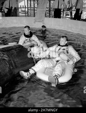 (29 marzo 1965) --- il primo equipaggio di Gemini-Titan 4, gli astronauti James A. McDivitt (a sinistra), pilota di comando; e Edward H. White II, pilota, sono raffigurati durante l'addestramento di uscita dell'acqua alla base aerea di Ellington, Texas. Foto Stock