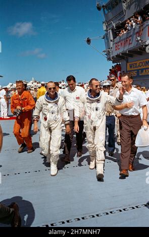 (29 ago. 1965) --- Astronauts L. Gordon Cooper Jr. (A destra) e Charles Conrad Jr., equipaggio Gemini-Titan 5, camminano attraverso il ponte della portaerei USS Lake Champlain dopo il recupero dall'oceano Foto Stock