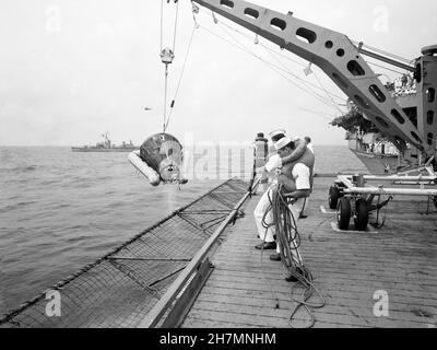 (6 giugno 1966) --- la navicella spaziale Gemini-9, con gli astronauti Thomas P. Stafford ed Eugene A. Cernan ancora all'interno, è issata a bordo della portaerei USS Wasp. Gemini-9 si è abbattuto a sole 3.5 miglia dalla grande nave di recupero alle 9 del mattino (EST), 6 giugno 1966, 345 miglia ad est di Cape Kennedy, per concludere una missione di 72 ore, 21 minuti nello spazio. Foto Stock