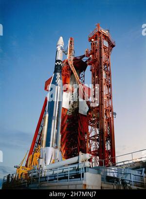 (12 settembre 1966) --- un veicolo di attracco Agena Target in cima al suo veicolo di lancio Atlas è pronto per il lancio al Launch Complex 14 a Cape Kennedy, Florida. L'Agena servì come veicolo di rindezvous e di attracco per la navicella spaziale Gemini-11. Foto Stock