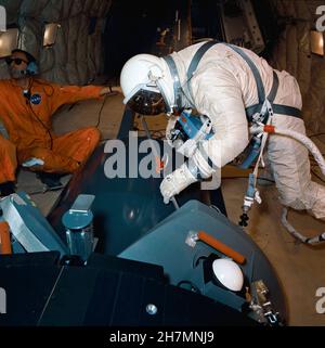 (13 ottobre 1966) ---- Astronauta Edwin E. Aldrin Jr., pilota per il Gemini-12, esercita compiti di lavoro durante l'addestramento a gravità zero. È assicurato ad un mock-up del veicolo di aggancio di obiettivo di Agena da attacchi speciali. L'addestramento si è svolto a bordo di un aereo a reazione Air Force KC-135. Foto Stock