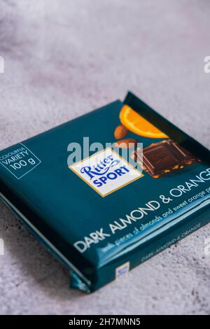 Kiev Ucraina - Ottobre 2021 mandorla scura e sapore d'arancia. Chocolate Ritter Sport bar cioccolato tedesco, sapori diversi. Bar di cioccolato quadrato prodotto da Foto Stock