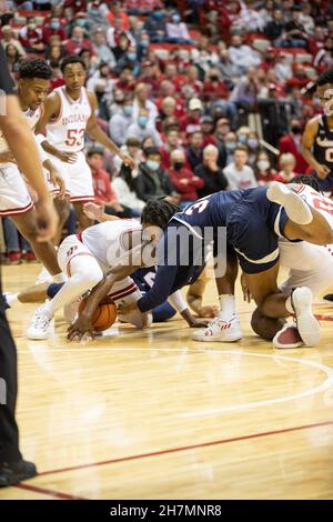 Bloomington, Stati Uniti. 23 novembre 2021. Jackson state Tigers Forward Terence Lewis II (2nd R) scrambles contro l'Indiana University per la palla durante la partita di pallacanestro della National Collegiate Athletic Association (NCAA) a Bloomington. IU ha battuto Jackson state 70-35. (Foto di Jeremy Hogan/SOPA Images/Sipa USA) Credit: Sipa USA/Alamy Live News Foto Stock