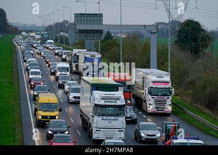 Congestione sulla M7 vicino Naas, a Co Kildare, come l'Irish Truckers and Haulage Association contro Fuel Prices ha spinto i veicoli commerciali a recarsi nel centro di Dublino per chiedere prezzi più bassi del carburante. Data foto: Mercoledì 24 novembre 2021. Foto Stock