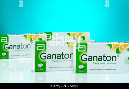 CHONBURI, THAILANDIA-22 NOVEMBRE 2021 : Ganaton prodotto da Abbott Laboratories. Ganaton compresse in confezione di carta su sfondo blu. Itopride Foto Stock