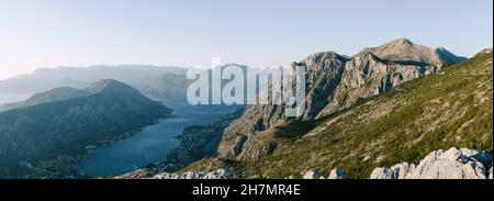 Vista dal Monte Lovcen alla Baia di Cattaro e alla catena montuosa. Montenegro Foto Stock