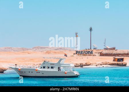 Hurghada, Egitto - 3 agosto 2014: Nave bianca vicino a Paradise Island Foto Stock