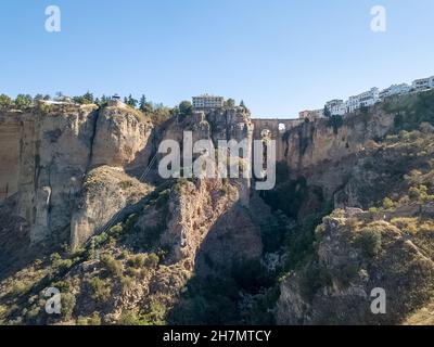 Ronda Málaga Spagna - 09 16 2021: Vista sul Ponte nuovo sopra il calibro e il fenomeno geologico naturale, scogliere di erosione intorno alla città, un iconi Foto Stock