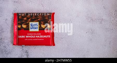 Kiev Ucraina - Ottobre 2021 SAPORE DI NOCCIOLE INTERE SCURE. Selezione di noci Chocolate Ritter Sport bar cioccolato tedesco, gusti diversi. Quadrato Foto Stock