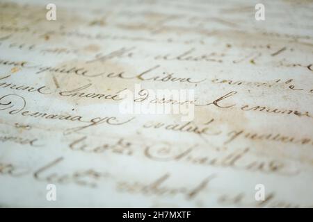 Vecchio campione di scrittura di moda con tecniche di scrittura differenti, carte, stili e pennini di calligrafia. Foto Stock